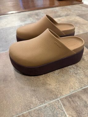 CROCS Womens Platform Mules in Tan and Dark Brown